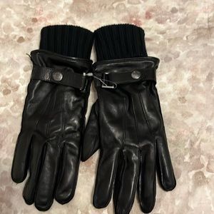New Coach men’s soft black leather gloves with silver hardware  size small